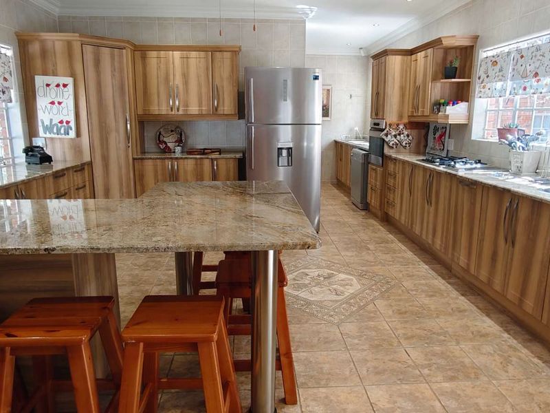 Immaculate Oasis: A Rare Find - Photo 7