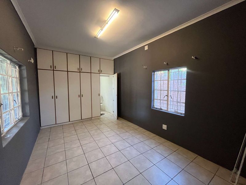 Fixer-Upper with Bonus Flatlet – Excellent Investment Opportunity! - Photo 5