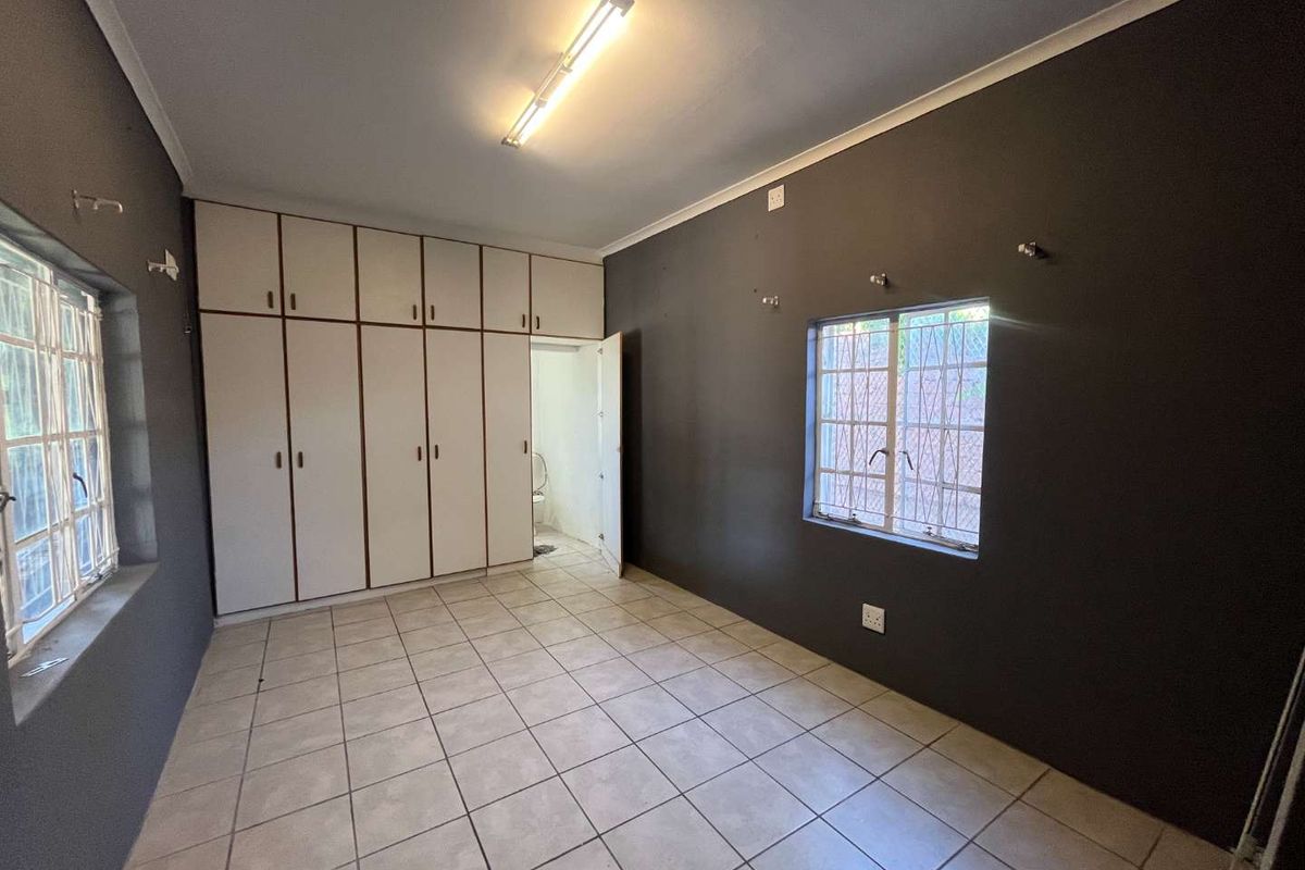 Fixer-Upper with Bonus Flatlet – Excellent Investment Opportunity! - Photo 5