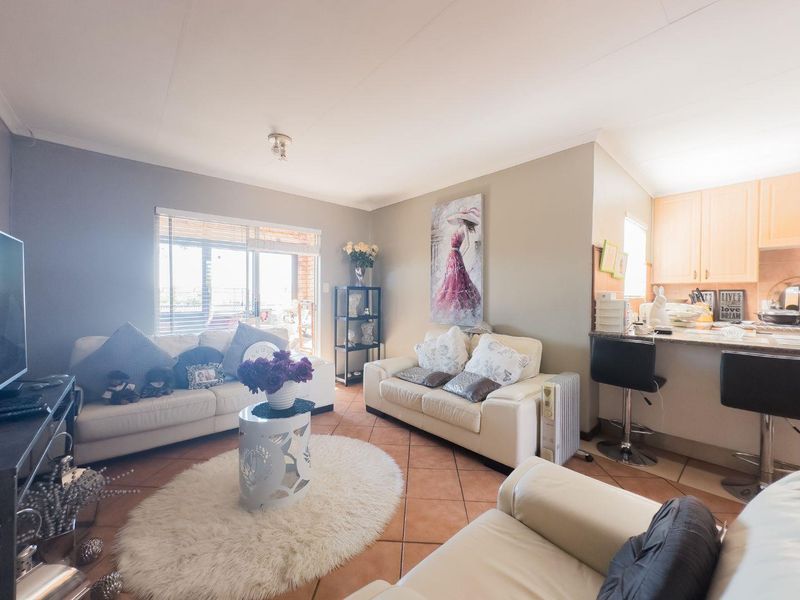2 Bedroom Townhouse with en-closed balcony - Photo 3