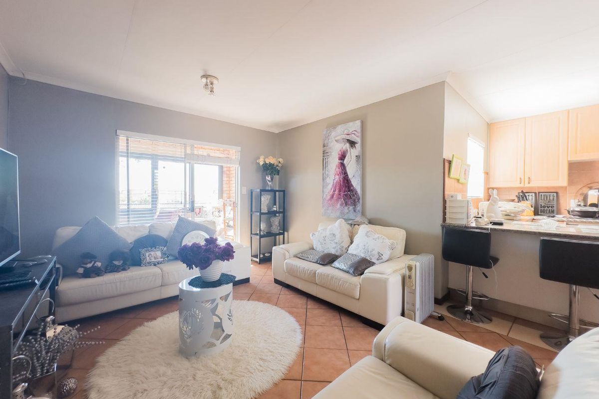2 Bedroom Townhouse with en-closed balcony - Photo 3