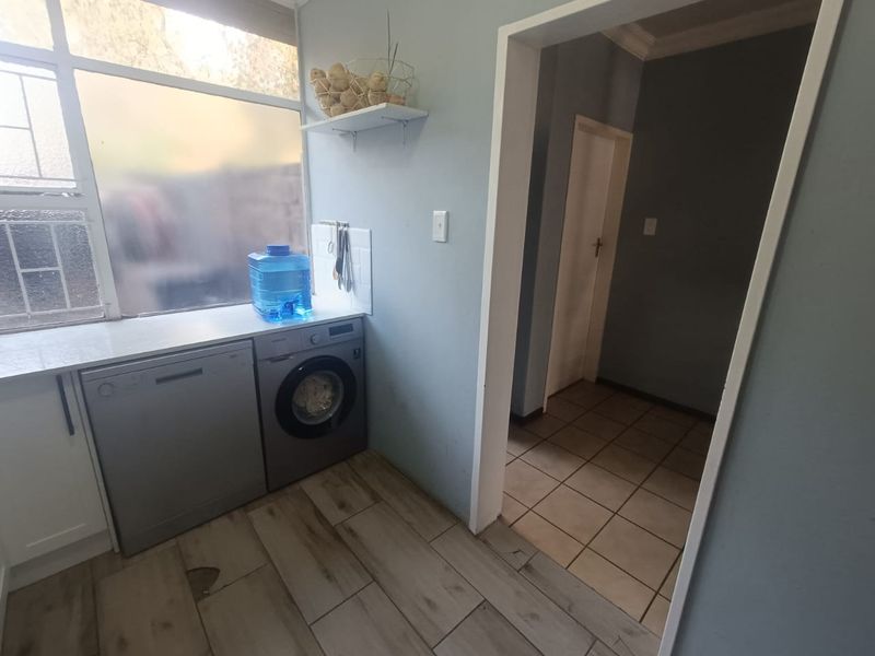 Exclusively Listed – Spacious Duplex in a Well-Established Area in Clubview. - Photo 5