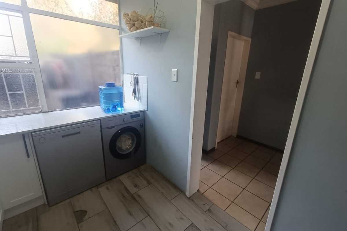 Exclusively Listed – Spacious Duplex in a Well-Established Area in Clubview. - Photo 5