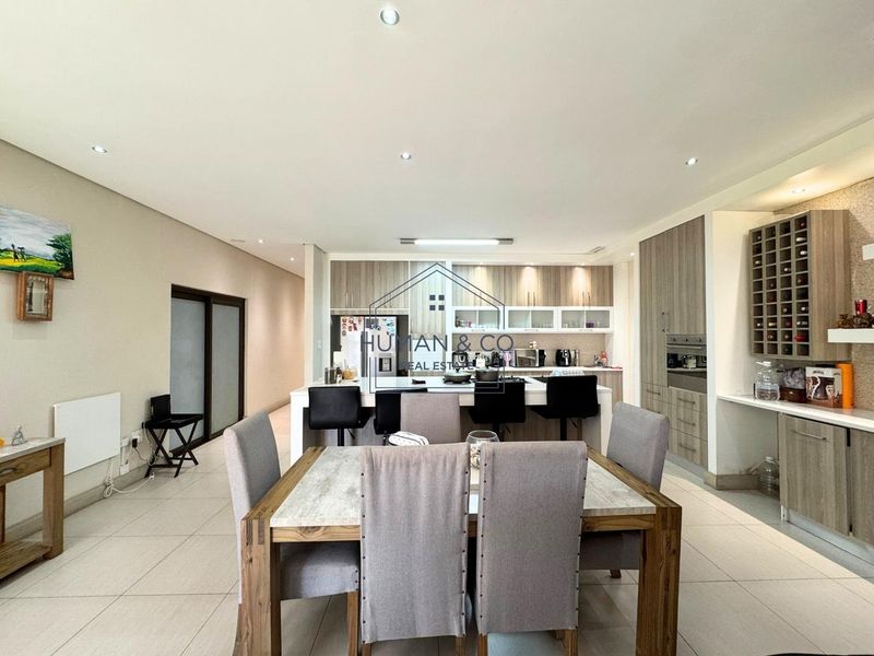 Stunning Modern 5-Bedroom Home in Fairway Estate - Photo 7