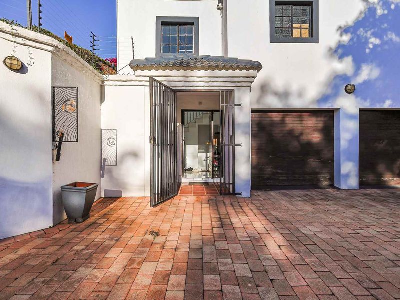 Modern living in the Heart of Waterkloof. - Photo 3