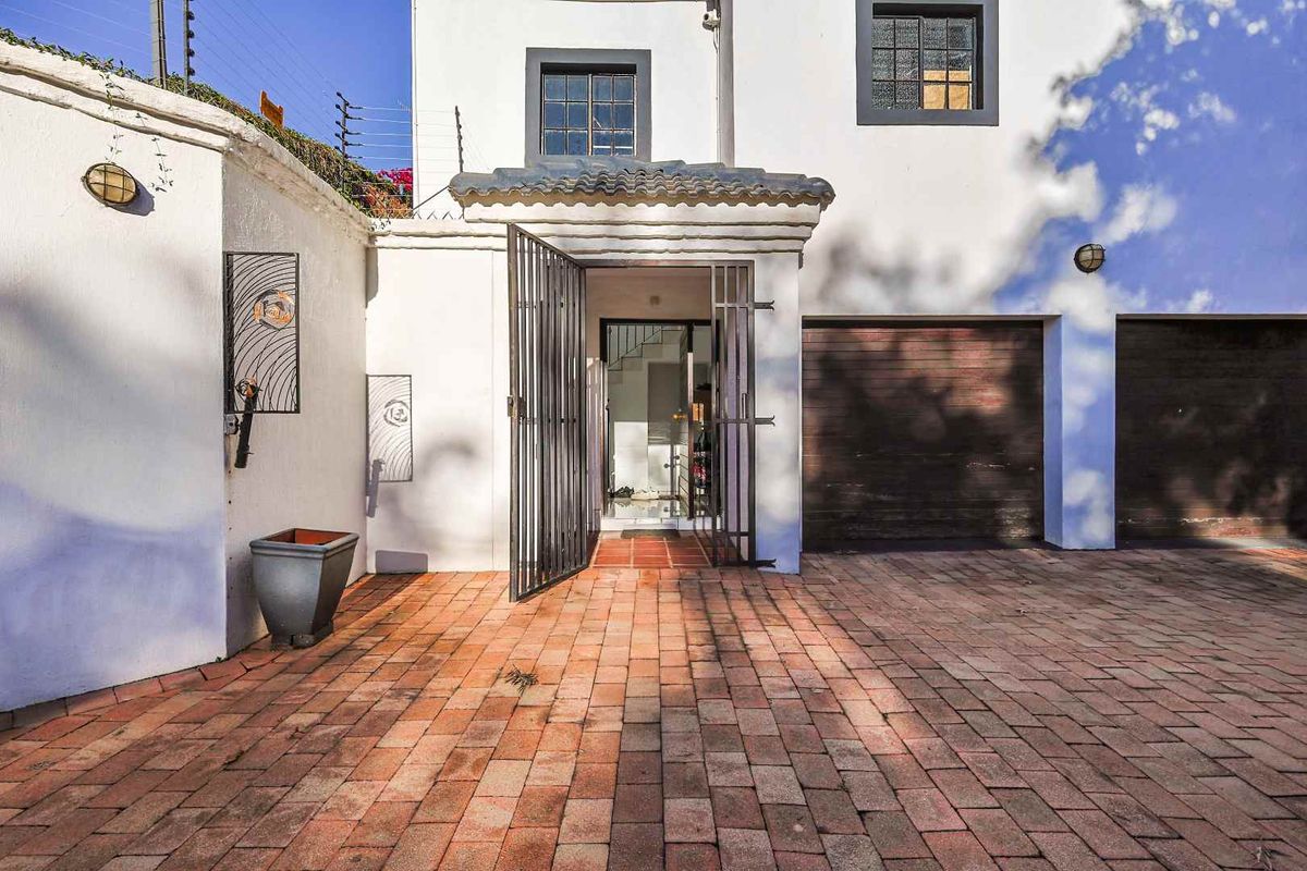 Modern living in the Heart of Waterkloof. - Photo 3