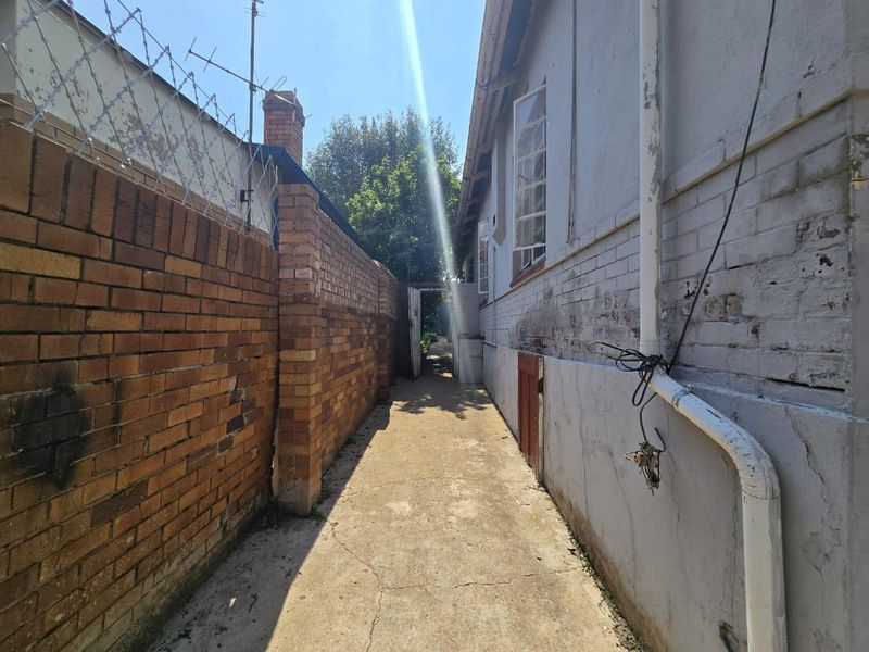 **Charming 3-Bedroom House For Sale in Rosettenville, Johannesburg** - Photo 10