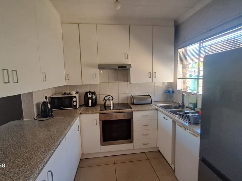 Well located 3 Bedroom/2 Bathroom simplex unit - Photo 9