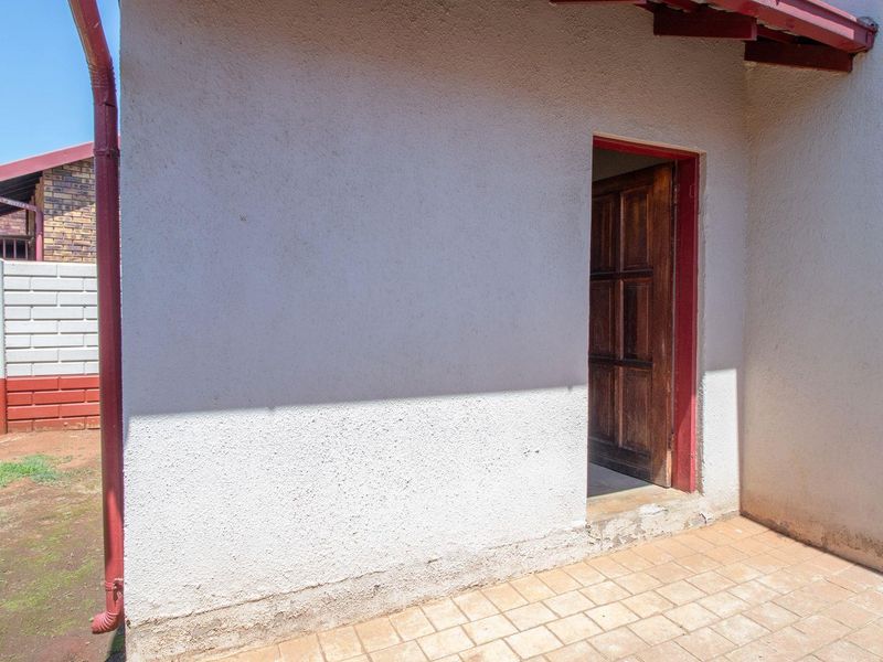 Security & Serenity at its best! Immaculate 3 Bedroom home - Photo 8