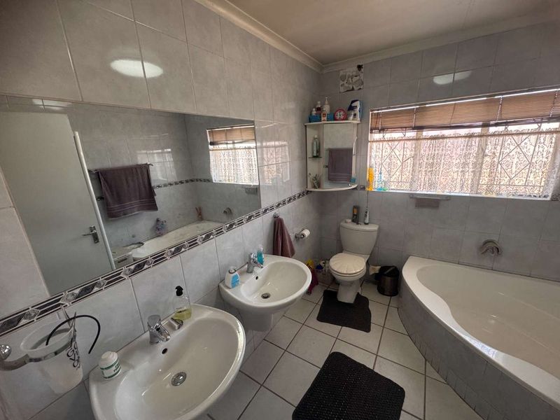 Large Family home with Flatlet for sale - Photo 7
