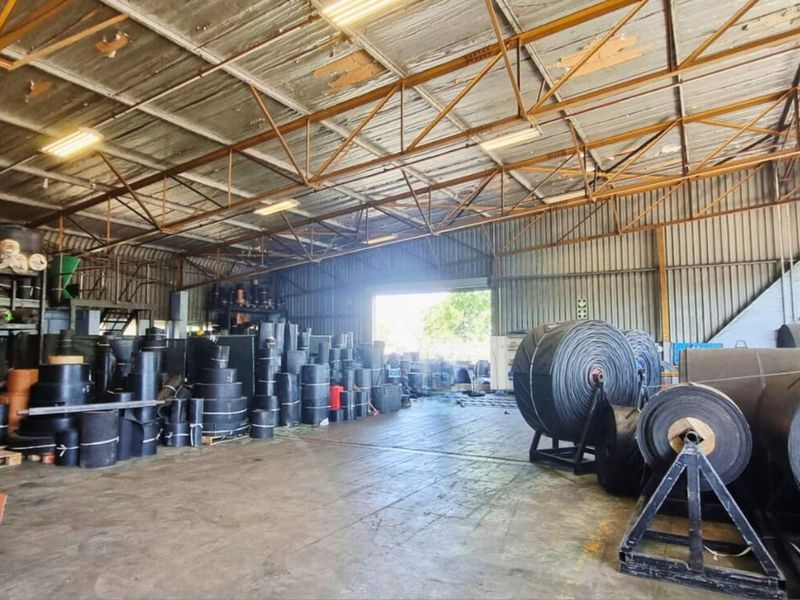 Combined light-industrial offering ±594 m2 (Multiple Units). Multiple roller shutters, yard circulation, high N2 visibility. Avail. Mar–Apr 2026 - Photo 2