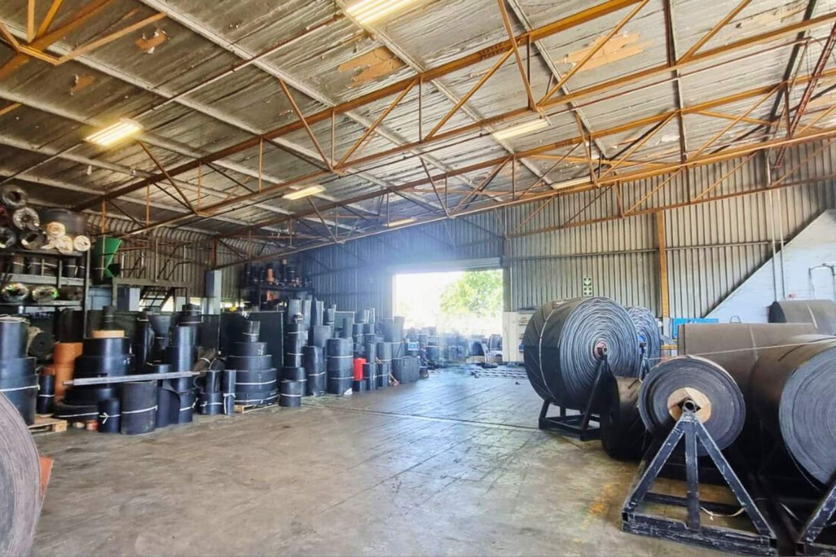 Combined light-industrial offering ±594 m2 (Multiple Units). Multiple roller shutters, yard circulation, high N2 visibility. Avail. Mar–Apr 2026 - Photo 2