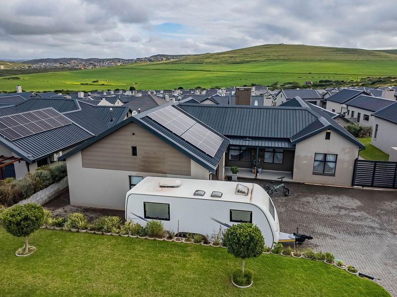 Hartland estate entertainers dream home - Photo 3