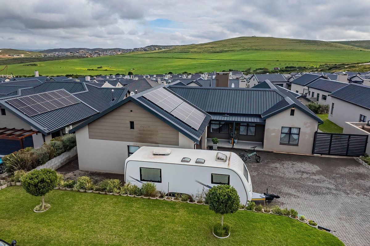 Hartland estate entertainers dream home - Photo 3