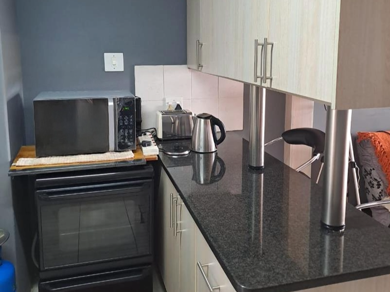 Stylish Hillcrest Loft Near Hatfield – Modern Living Meets Prime Investment Opportunity! - Photo 3