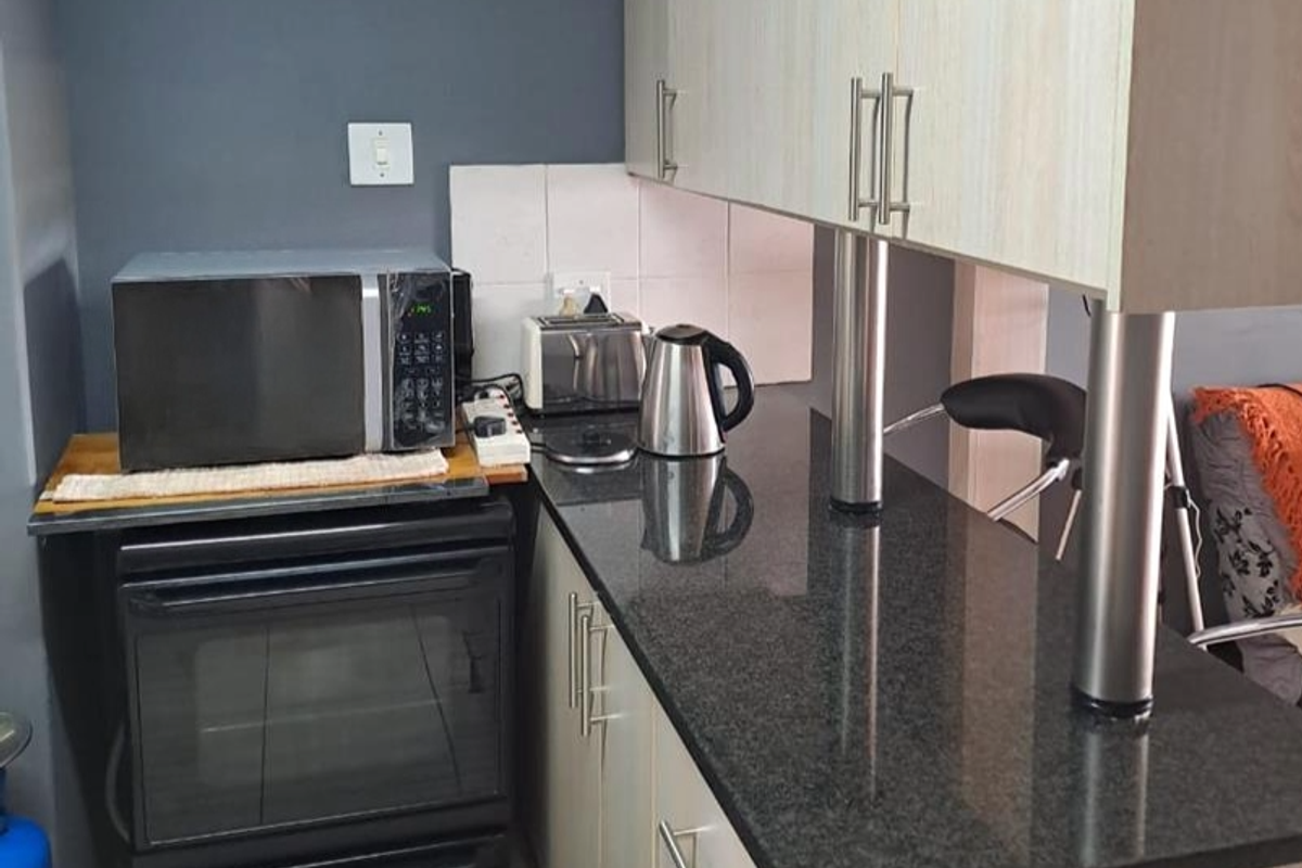 Stylish Hillcrest Loft Near Hatfield – Modern Living Meets Prime Investment Opportunity! - Photo 3