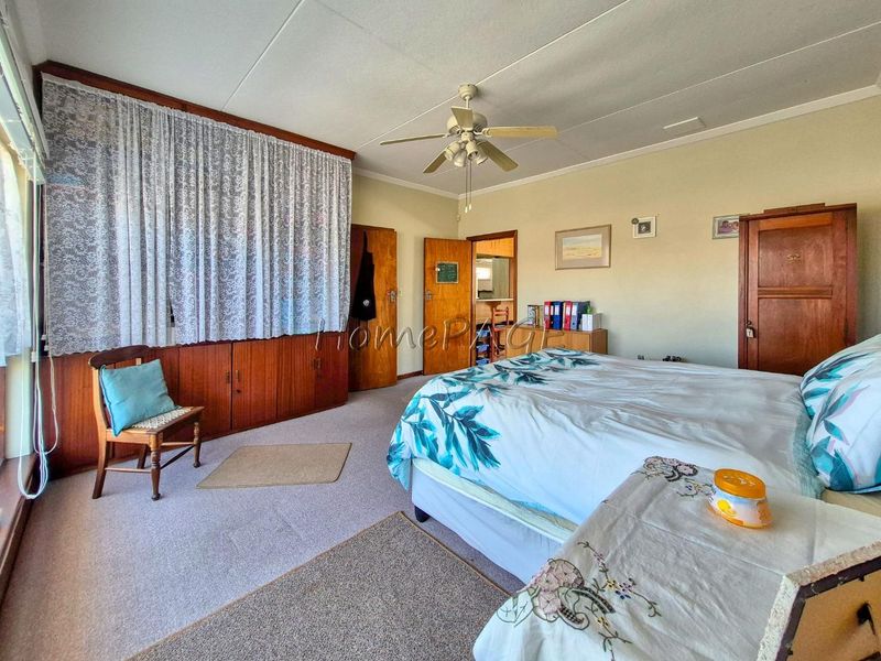 Central, Walvis Bay:  4 Bedr home with LOTS OF GARAGE SPACE is for sale - Photo 8