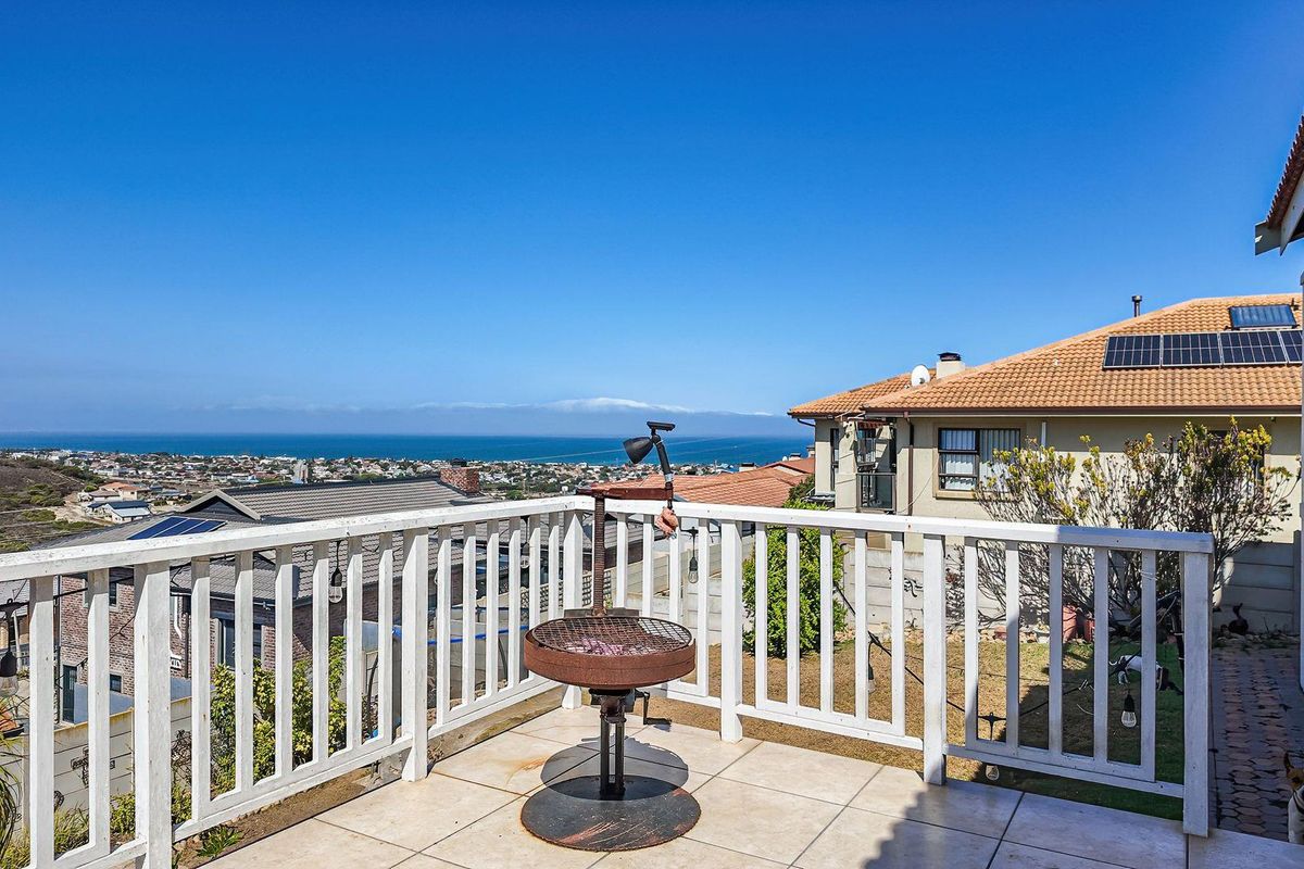 Exclusive Sole Mandate. North facing family home with sea view! - Photo 3