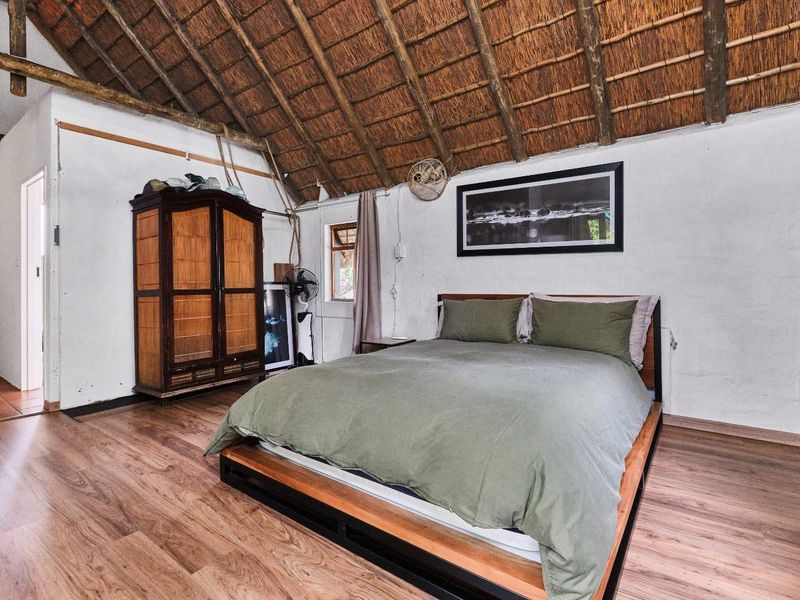 Stylish secure thatch living. - Photo 9