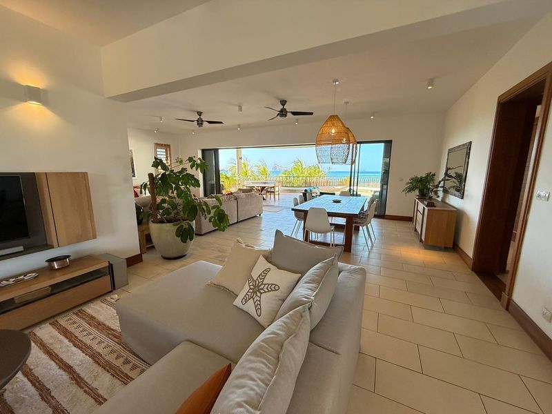 Beachfront Luxury Living with Panoramic Ocean Views - Photo 5