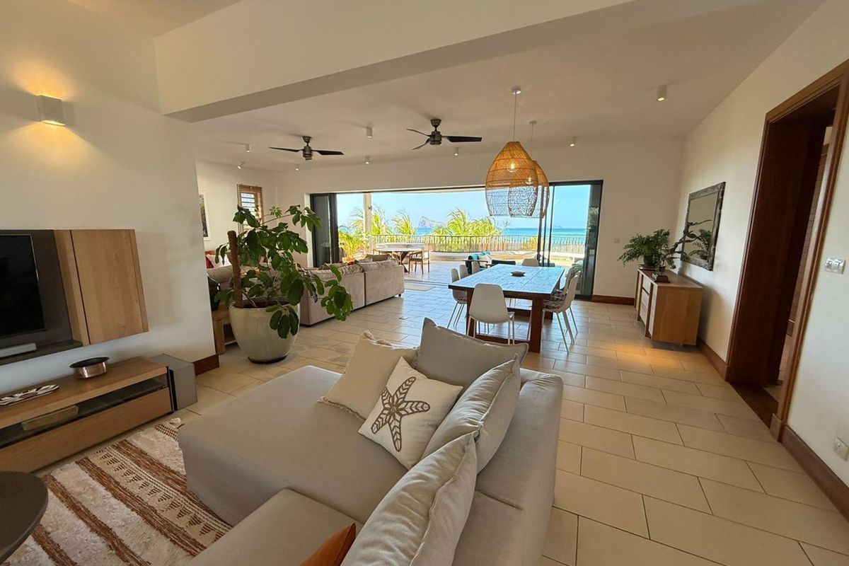 Beachfront Luxury Living with Panoramic Ocean Views - Photo 5