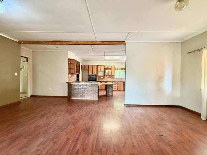 4 Bedroom House For Sale in Olympia - Photo 6