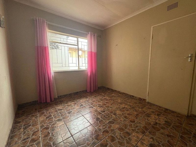 3 bedroom, 2 bathroom house with 2 Flatlets - Photo 10