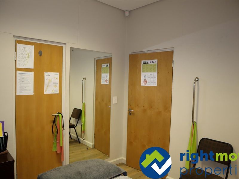 Well maintained unit in Medical Centre complex. - Photo 6