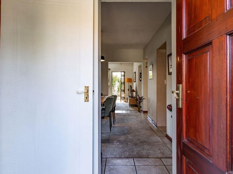 Newly Renovated 3 Bedroom Townhouse with Spacious Living Areas - Photo 4