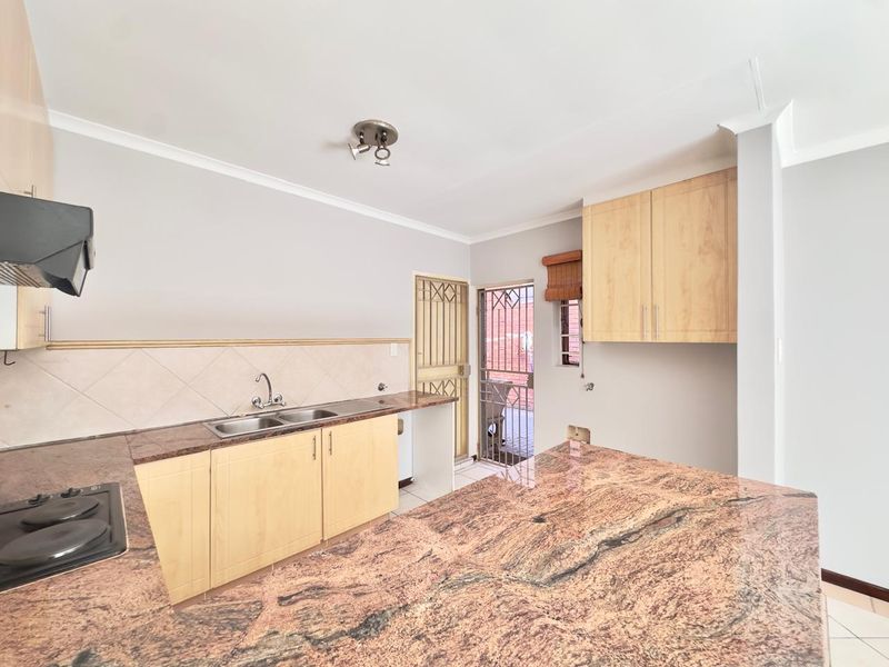3 Bedroom Townhouse with Private Garden - Photo 5