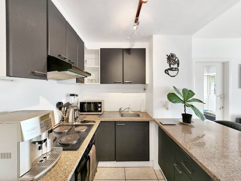Furnished one bedroom apartment to rent in Sea Point - Photo 3