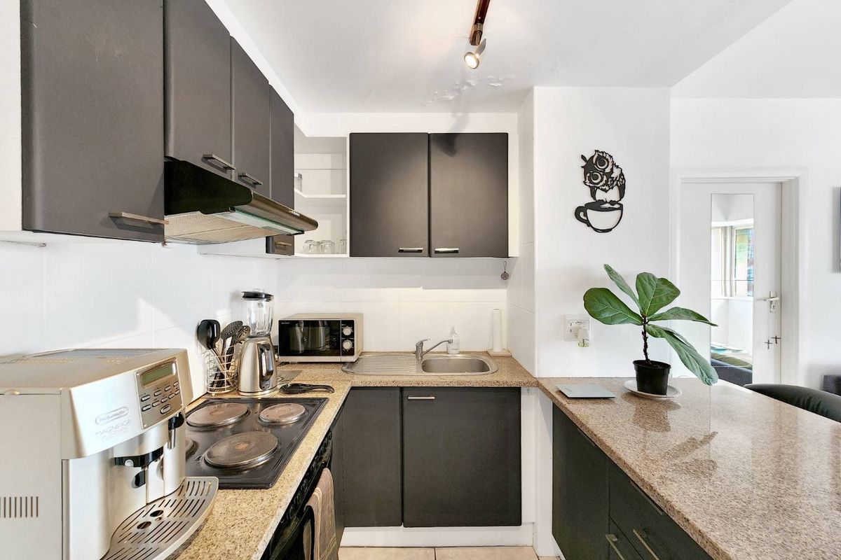 Furnished one bedroom apartment to rent in Sea Point - Photo 3