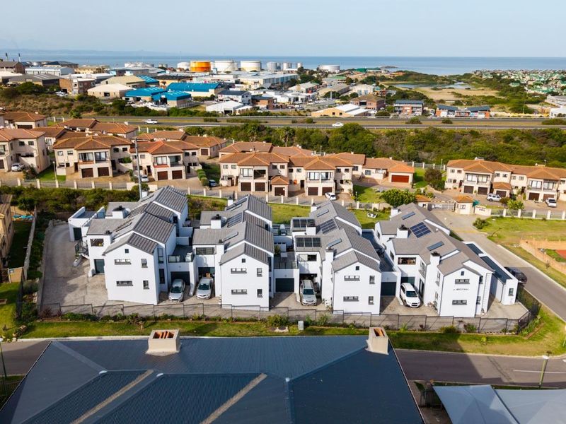 Island View living: Secure, spacious & ready for occupation - Photo 3