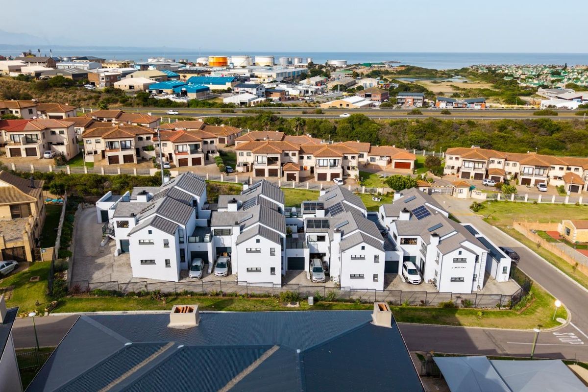 Island View living: Secure, spacious & ready for occupation - Photo 3