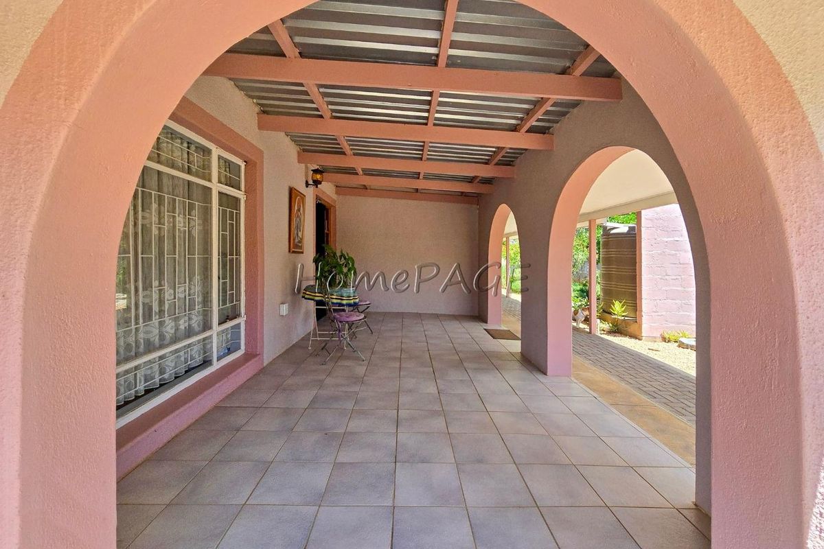 Omaruru:  Very neat 3 Bedr Home with Flat is for Sale - Photo 5