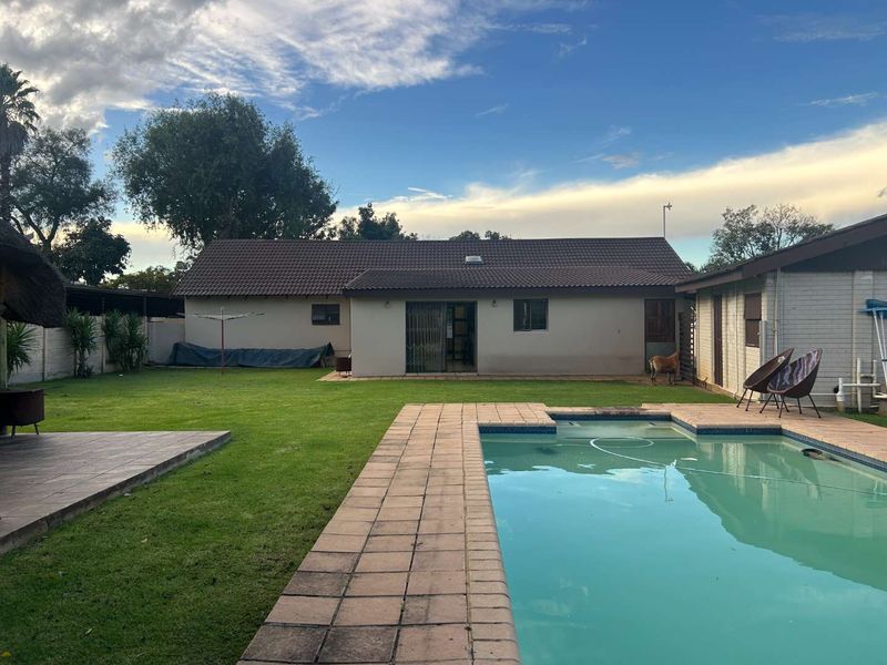 **Charming Family Home with Exceptional Outdoor Entertainment Space** - Photo 6