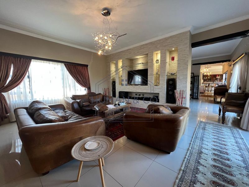 LUXURIOUS PROPERTY WITH EXQUISITE FINISHES - Photo 5