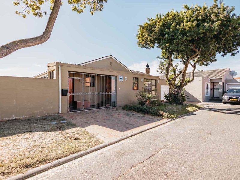 Inviting 4 Bedroom Haven: Spacious & Well-Maintained Residence - Photo 2
