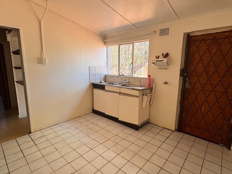 Charming 3-Bedroom Home with Expansive Outdoor Space in Beaconsfield - Photo 8