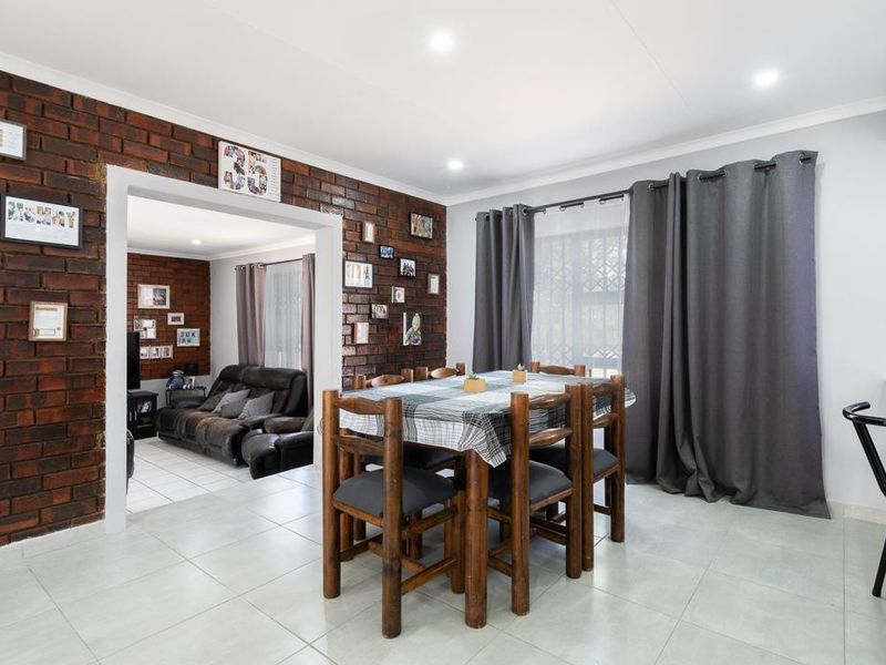 Stunning 3 Bedroom House for Sale in Bassonia - Photo 7