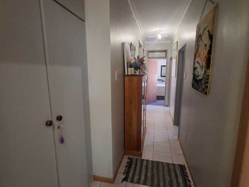 Spacious Family Home in the popular Olympia - Photo 3