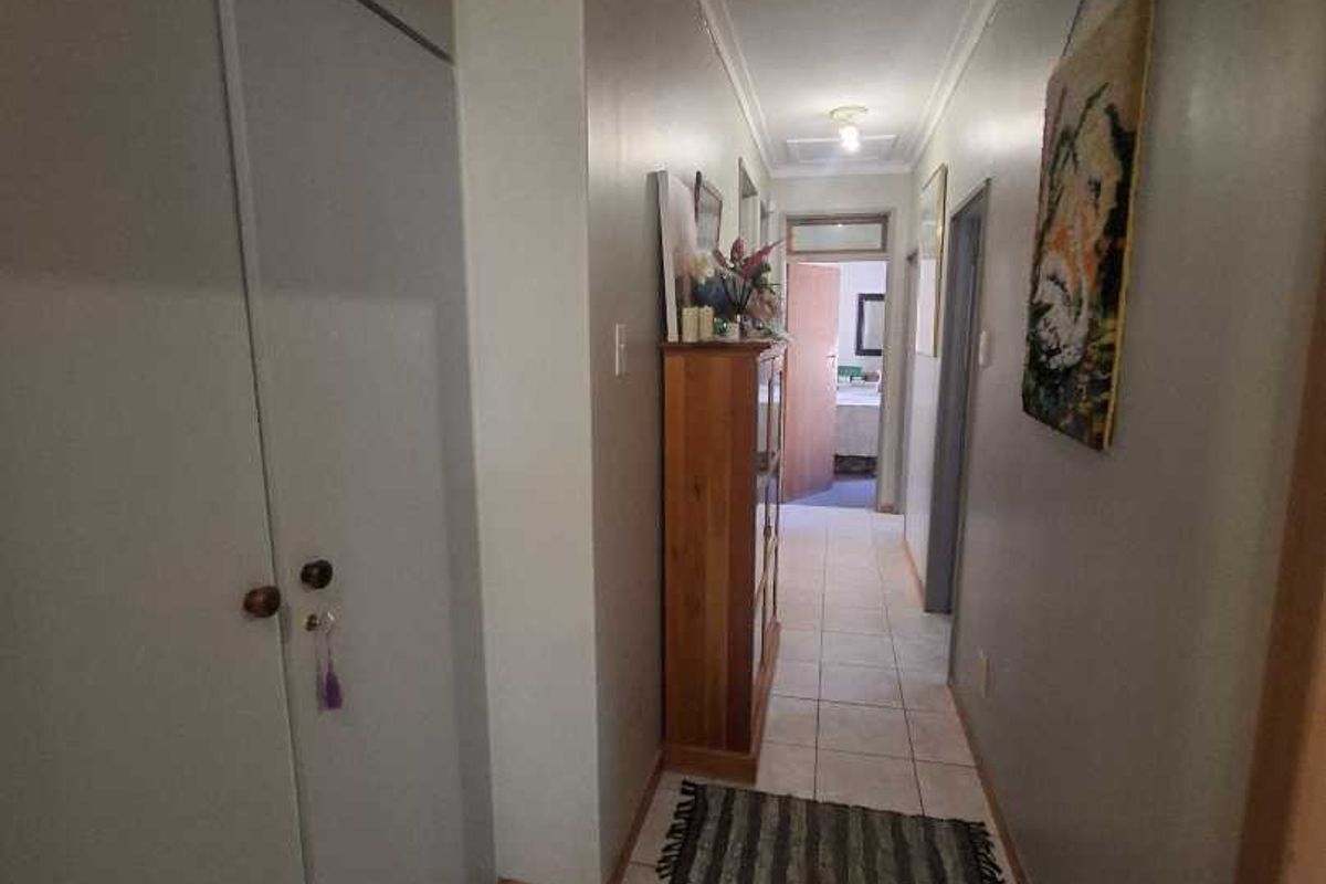 Spacious Family Home in the popular Olympia - Photo 3