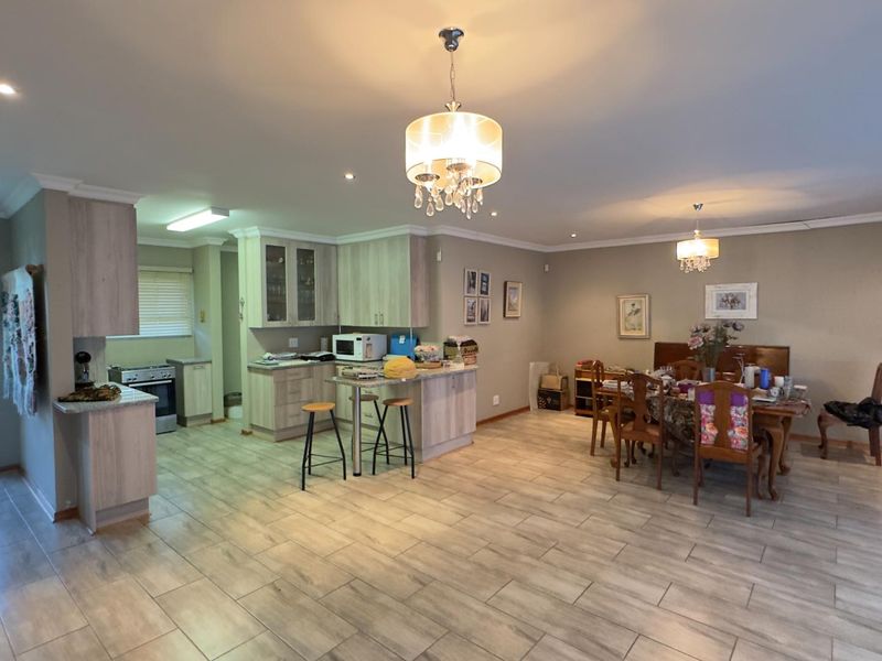 Ultra‐Modern, Upmarket Free‐Standing Town-House - Photo 5