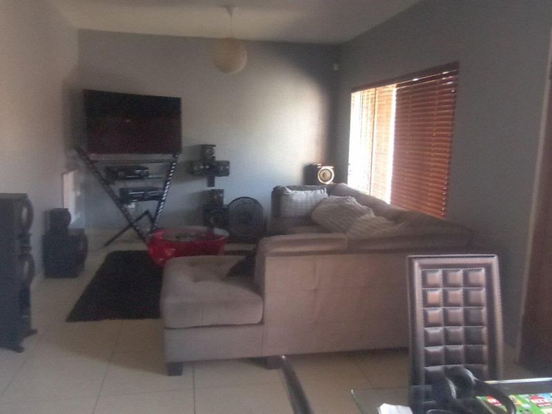 "Silverton Comfort: 2-Bed Apartment with Security & Spacious Living!" - Photo 7