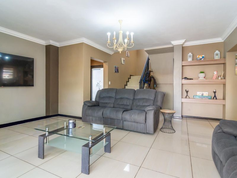 Beautiful family home awaits you - Photo 8