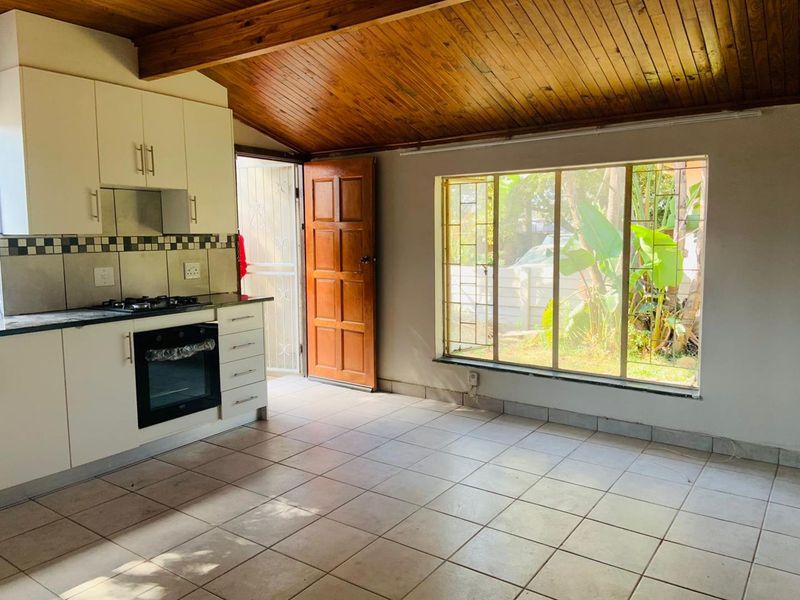 Newly Renovated Garden Cottage - Photo 2