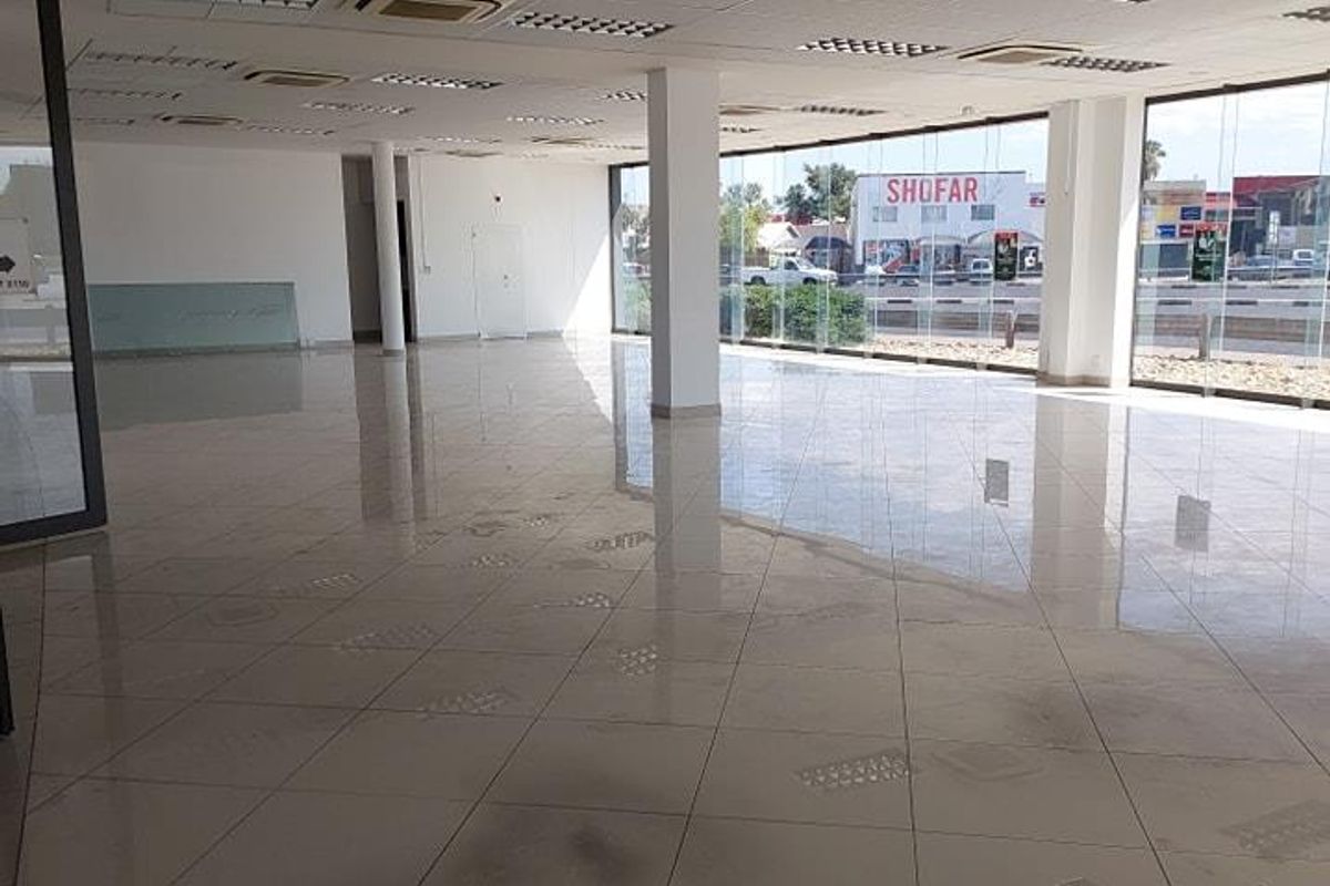 Elevate Your Practice: Prime 287 sqm Office Space Awaits - Photo 2