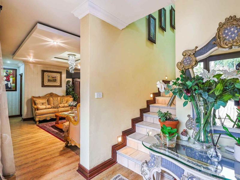 Elegant Family Living in Prestigious Thornwoods Estate, Faerie Glen - Photo 6