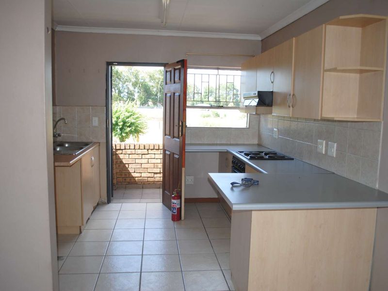 Neat Face-Brick Townhouse 2 Bedroom with Car port - Photo 4
