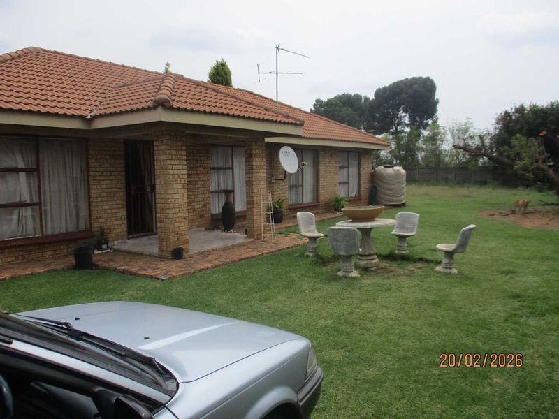 STUNNING FACE BRICK HOUSE IN RIVERSDALE - Photo 4